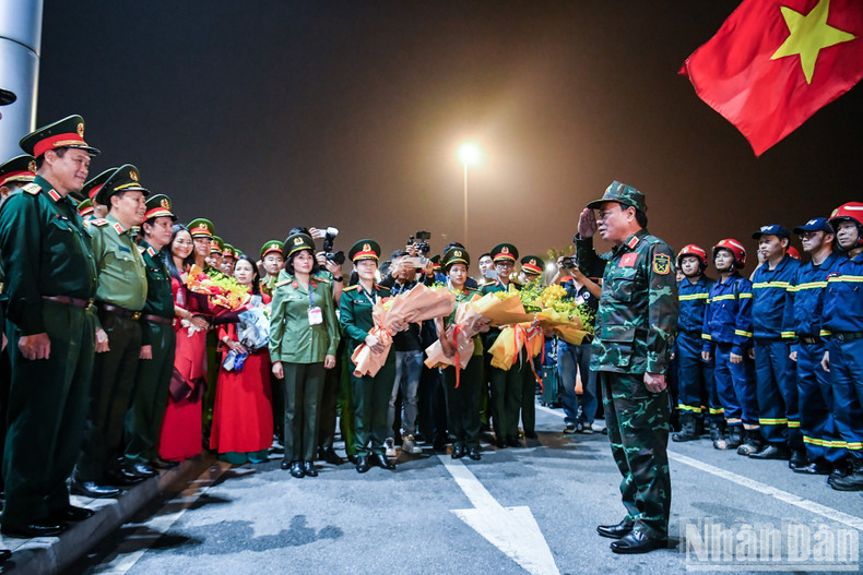 Welcoming the Vietnamese rescue team at Noi Bai Airport were Senior Lieutenant General Vu Hai San, Member of the Party Central, Deputy Minister of National Defence; Lieutenant General Nguyen Trong Binh, Deputy Chief of the General Staff of the People's Army of Vietnam; and Lieutenant General Le Van Tuyen, Deputy Minister of Public Security. Welcoming the Vietnamese rescue team at Noi Bai Airport were Senior Lieutenant General Vu Hai San, Member of the Party Central, Deputy Minister of National Defence; Lieutenant General Nguyen Trong Binh, Deputy Chief of the General Staff of the People's Army of Vietnam; and Lieutenant General Le Van Tuyen, Deputy Minister of Public Security.