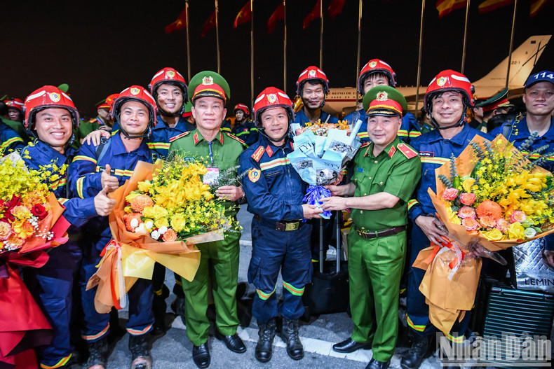 Fresh bouquets welcomed the rescue team from the Ministry of Public Security as they completed their mission and returned home. Fresh bouquets welcomed the rescue team from the Ministry of Public Security as they completed their mission and returned home.