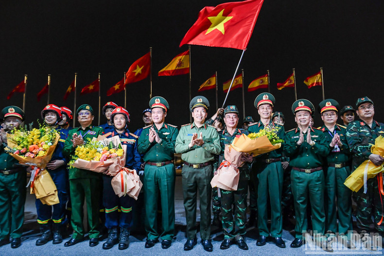 The rescue teams from the Ministry of National Defence and the Ministry of Public Security, consisting of 126 people, returned home safely. The rescue teams from the Ministry of National Defence and the Ministry of Public Security, consisting of 126 people, returned home safely.