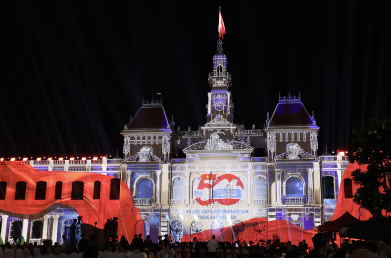 Ho Chi Minh City marks 50 years of reunification with 3D mapping show (Photo: VNA)