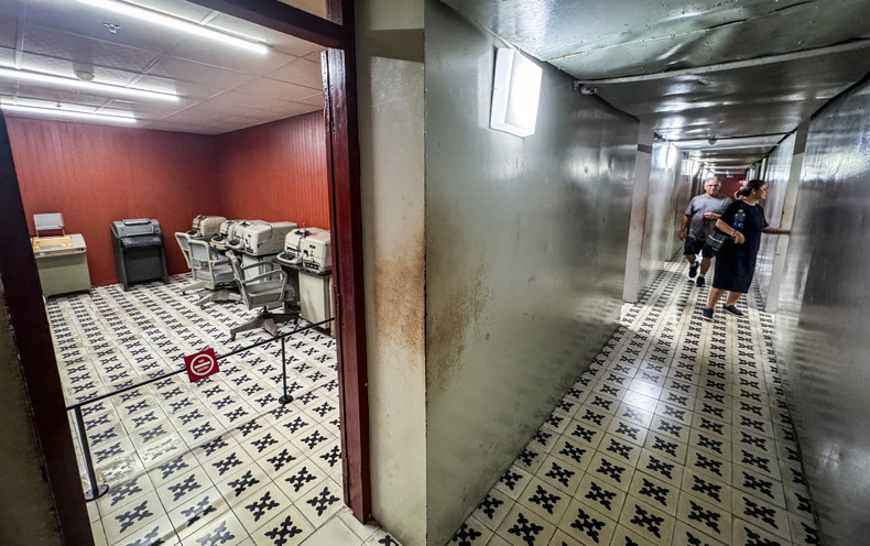 It is a solid structure, 72.5 meters long, 0.8 to 22.5 meters wide, and 0.6 to 2.5 meters deep, with interconnected concrete rooms, 5mm steel-clad walls, and its own ventilation system. It is a solid structure, 72.5 meters long, 0.8 to 22.5 meters wide, and 0.6 to 2.5 meters deep, with interconnected concrete rooms, 5mm steel-clad walls, and its own ventilation system.