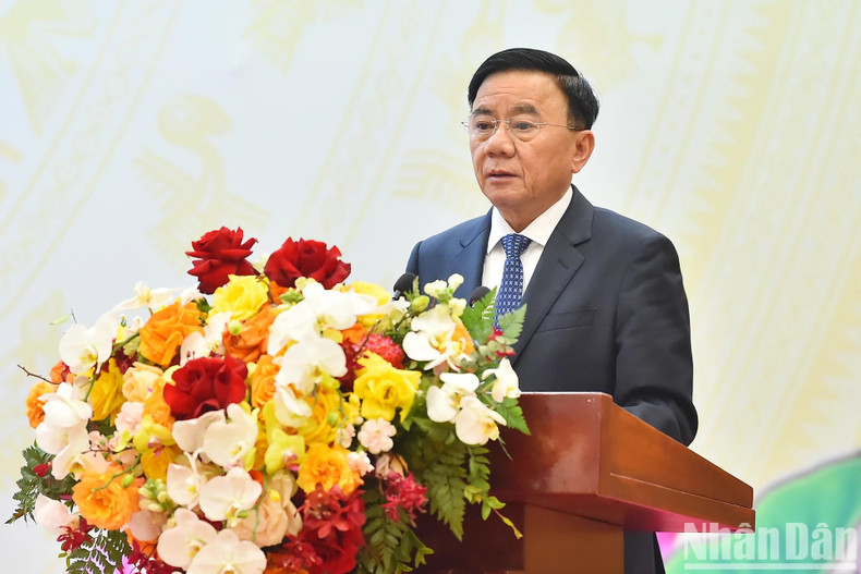 Politburo member and permanent member of the Secretariat Tran Cam Tu addresses the event.