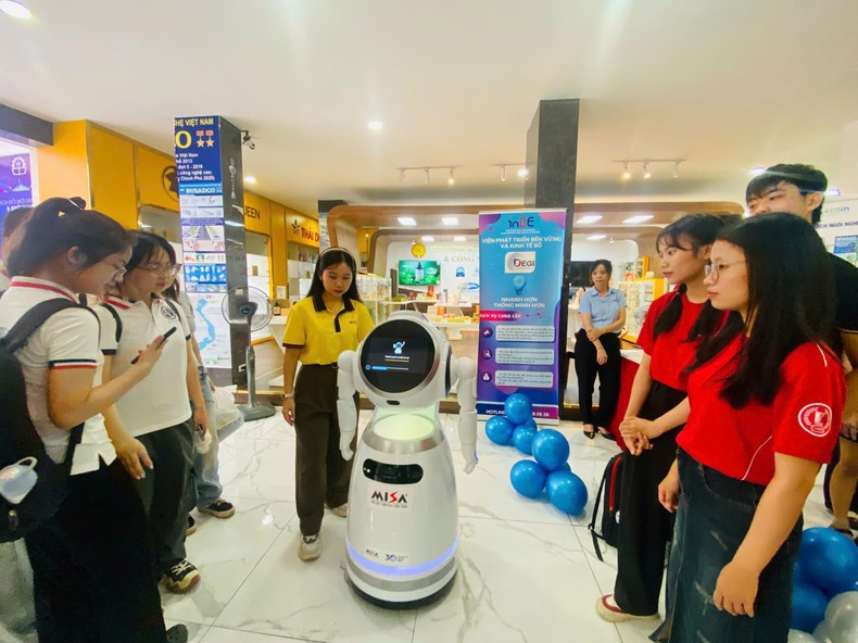 The exhibition includes technology experience zones for tech enthusiasts