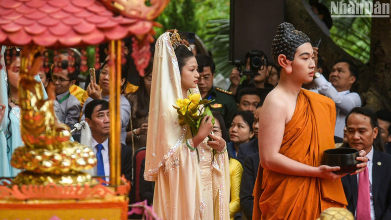 The festival is held annually from the 16th to the 19th day of the second lunar month at the Quan The Am pagoda on Su Van Hanh Street, Hoa Hai Ward, Ngu Hanh Son District, and other sites in Ngu Hanh Son. The festival is held annually from the 16th to the 19th day of the second lunar month at the Quan The Am pagoda on Su Van Hanh Street, Hoa Hai Ward, Ngu Hanh Son District, and other sites in Ngu Hanh Son.