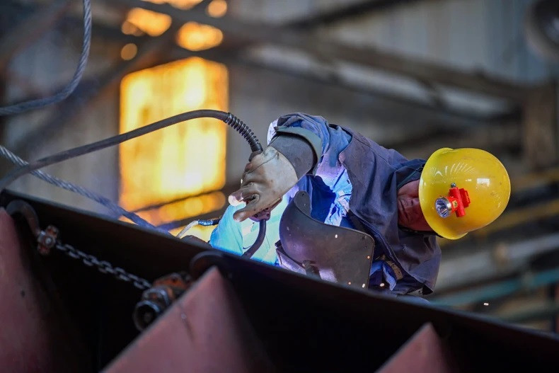 A welder working at Nam Trieu Shipbuilding Company. (Photo: THE DAI) A welder working at Nam Trieu Shipbuilding Company. (Photo: THE DAI)