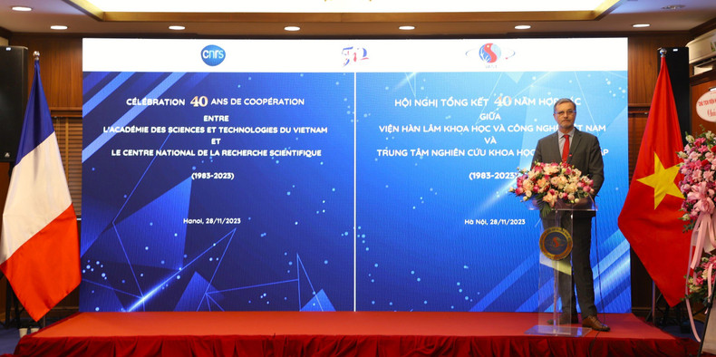 French Ambassador to Viet Nam Olivier Brochet speaks at a ceremony held in Ha Noi in November 2023 to cerlebrate the four-decade cooperation between the Viet Nam Academy of Science and Technology (VAST) the French National Centre for Scientific Research (CNRS). (Photo: VAST)