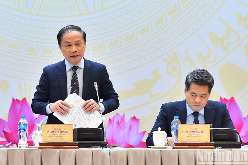 Deputy Head of the Mass Mobilisation Commission Pham Tat Thang speaks at the event.