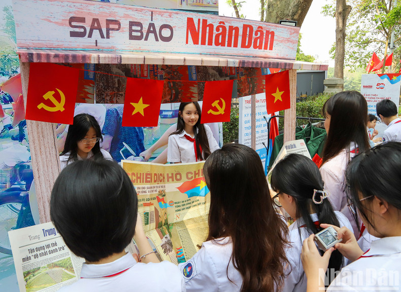 The exhibition vividly recreates significant battles that contr ibuted to the Great Spring Victory 1975