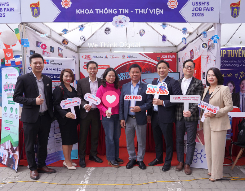 The USSH Job Fair 2025 gathers dozens of businesses with nearly 70 booths (Photo: University of Social Sciences and Humanities) The USSH Job Fair 2025 gathers dozens of businesses with nearly 70 booths (Photo: University of Social Sciences and Humanities)