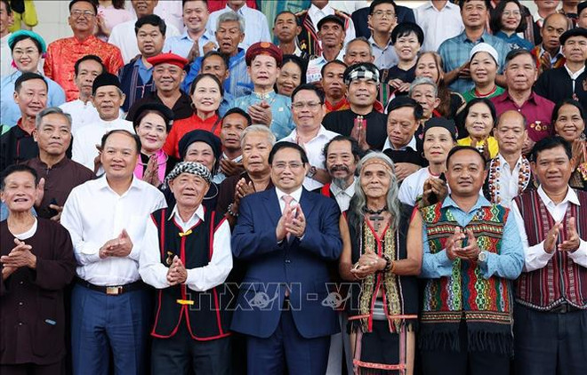 Prime Minister Pham Minh Chinh and village elders and chiefs, skilled artisans and reputable citizens (Photo: VNA)