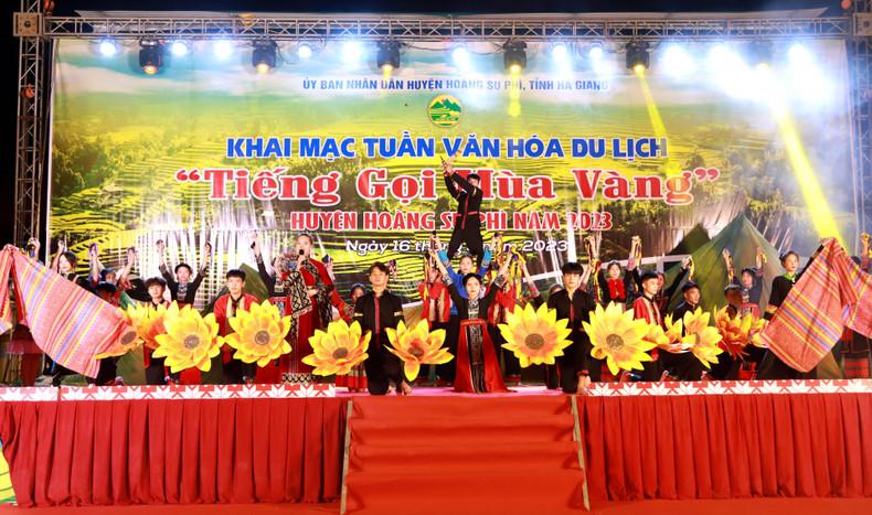 A performance at the opening ceremony of the ‘Travelling through the terraced fields of Hoang Su Phi’ tourism week 2023 (Photo: baohagiang.vn) A performance at the opening ceremony of the ‘Travelling through the terraced fields of Hoang Su Phi’ tourism week 2023 (Photo: baohagiang.vn)