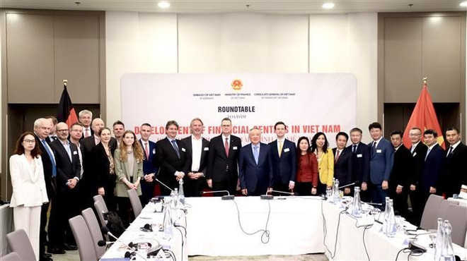 Deputy PM Nguyen Hoa Binh discusses financial centre development with ECB ảnh 2