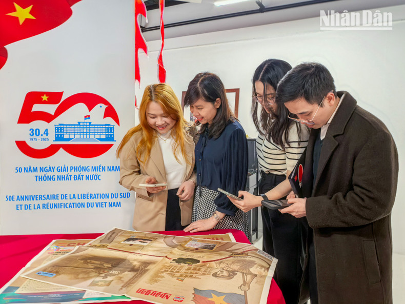 Mai Linh (first from left), 26, currently pursuing a master's degree in Paris, said she was joyful to receive Nhan Dan Newspaper’s commemorative issue on the occasion of the country’s grand anniversary. Mai Linh (first from left), 26, currently pursuing a master's degree in Paris, said she was joyful to receive Nhan Dan Newspaper’s commemorative issue on the occasion of the country’s grand anniversary.