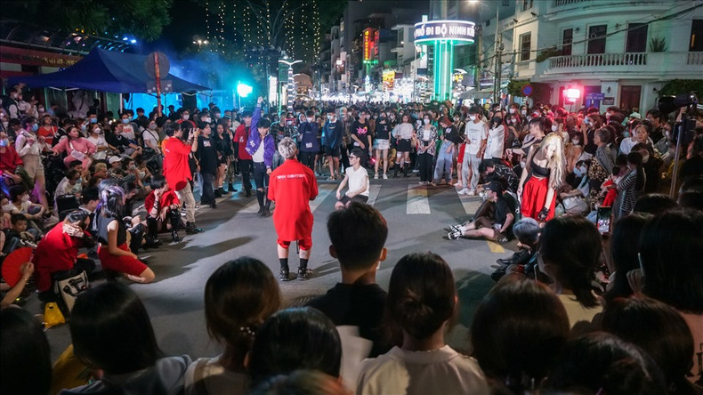 Ninh Kieu Pedestrian Street has become a community cultural venue and a popular tourist spot for locals and visitors. (Photo: laodong.vn)