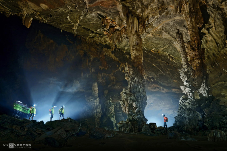 Tourists explore Tien Cave (Photo: VnExpress) Tourists explore Tien Cave (Photo: VnExpress)