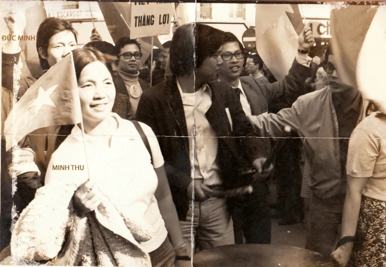 Luu Thanh Dung (C) beats the drum for everyone to shout loudly: “Vietnam...Victory”, “Ho Chi Minh” in a street celebration of April 30 Victory in Paris on May 1, 1975.