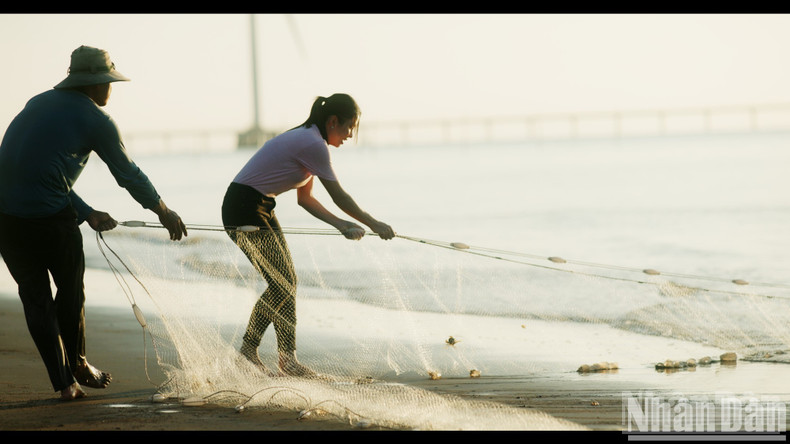 Besides offshore fishing, coastal fishermen at Ba Dong also earn income from net dragging. The nets are weighted with lead at the bottom, equipped with floats, and measure about 70–100 meters long. Besides offshore fishing, coastal fishermen at Ba Dong also earn income from net dragging. The nets are weighted with lead at the bottom, equipped with floats, and measure about 70–100 meters long.