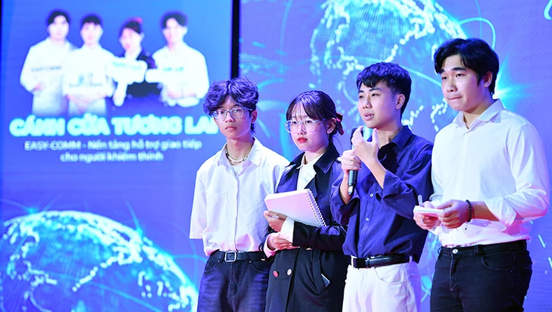 Members of Easy-Comm introduces the project to the jury (Photo: doanthanhnien.vn) Members of Easy-Comm introduces the project to the jury (Photo: doanthanhnien.vn)