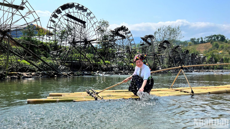 Visitors can try on traditional costumes of ethnic groups in Lai Chau to take photo with water wheels in Na Khuong Village Visitors can try on traditional costumes of ethnic groups in Lai Chau to take photo with water wheels in Na Khuong Village