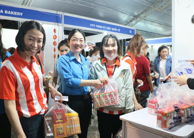 At a Tet market for workers in Binh Duong Province (Photo: congdoanbinhduong.org.vn)