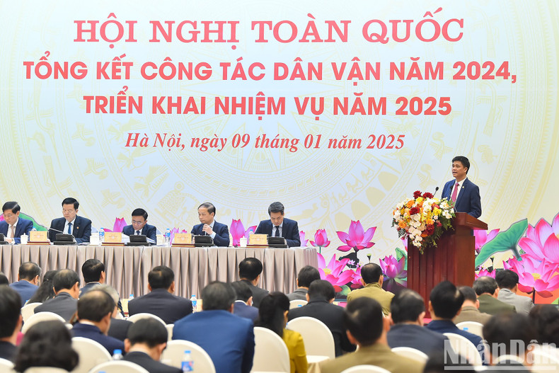 Chairman of the Vietnam Civil Servants' Trade Union Ngo Duy Hieu delivers a report at the conference.