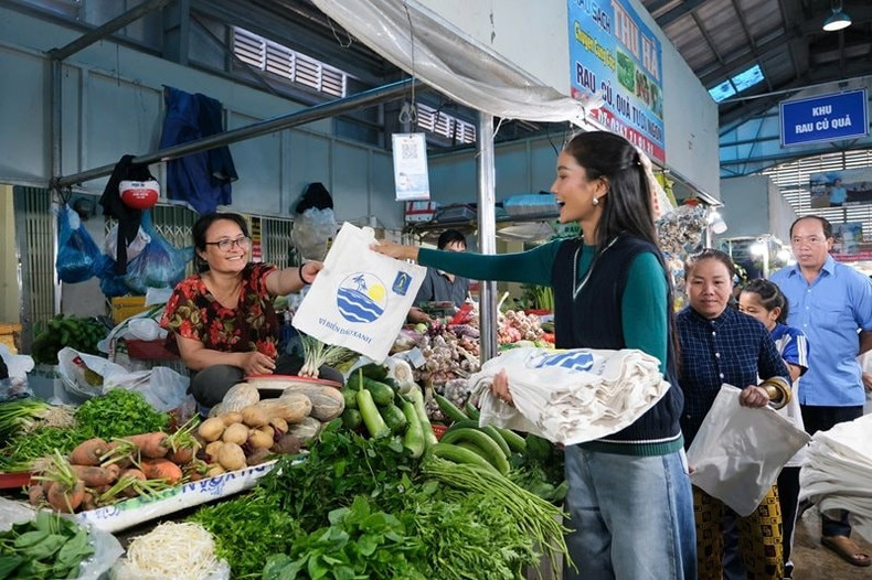 H'Hen Nie distributes eco-friendly bags for traders at Con Dao Market (Photo: baotainguyenmoitruong.vn) H'Hen Nie distributes eco-friendly bags for traders at Con Dao Market (Photo: baotainguyenmoitruong.vn)