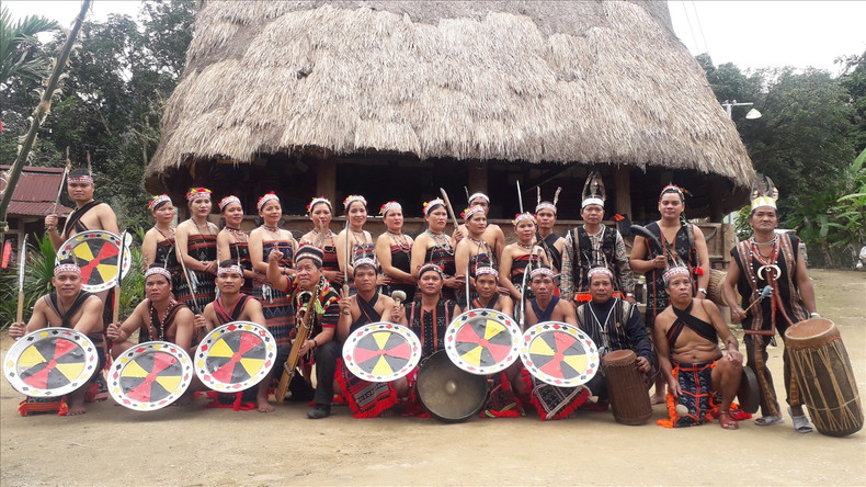 Artisan Bhling Hanh (front row, fourth from left) and members of Cong Don Village's gong troupe (Photo: baodantoc.vn)