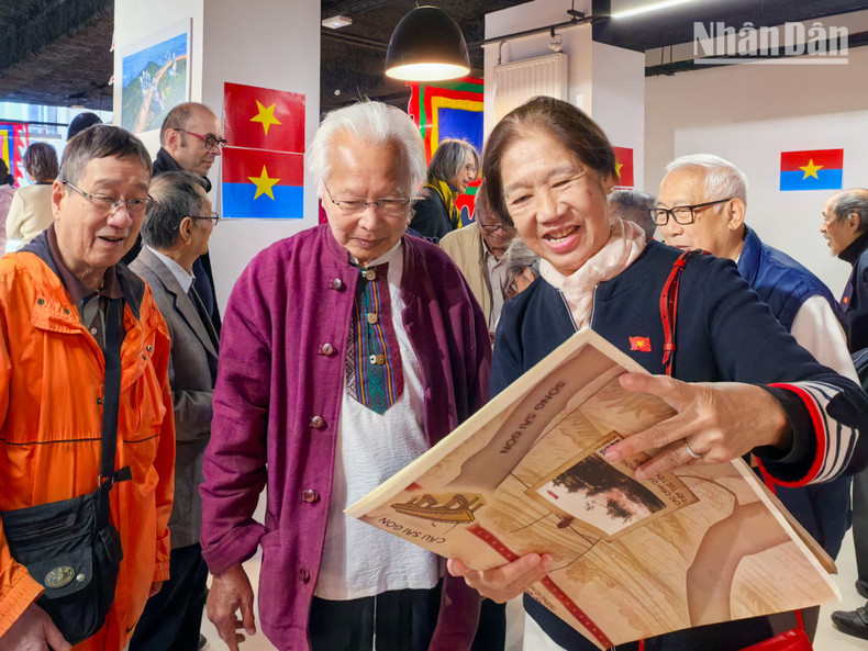 Holding the special supplement celebrating the country’s grand anniversary, many elderly overseas Vietnamese could not hide their emotions as they recalled their passionate activities in the patriotic movement in France back then: marching in protests, spreading information, organising rallies against the war, and calling on French friends to support peace for Viet Nam. Holding the special supplement celebrating the country’s grand anniversary, many elderly overseas Vietnamese could not hide their emotions as they recalled their passionate activities in the patriotic movement in France back then: marching in protests, spreading information, organising rallies against the war, and calling on French friends to support peace for Viet Nam.
