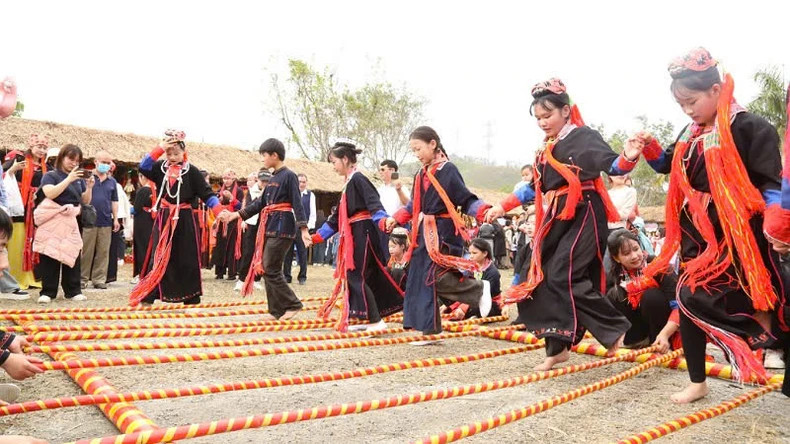 Bamboo pole dance at Bang Ca Village Festival Bamboo pole dance at Bang Ca Village Festival