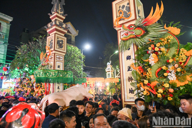According to village custom, the hamlets nearest the communal house join the parade first. According to village custom, the hamlets nearest the communal house join the parade first.