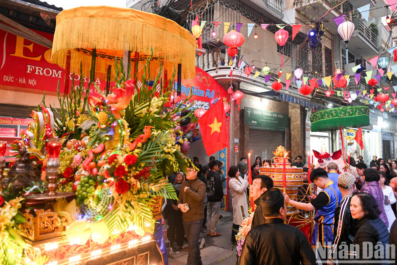 The procession starts at 6PM, accompanied by drum performances and folk dances. The procession starts at 6PM, accompanied by drum performances and folk dances.