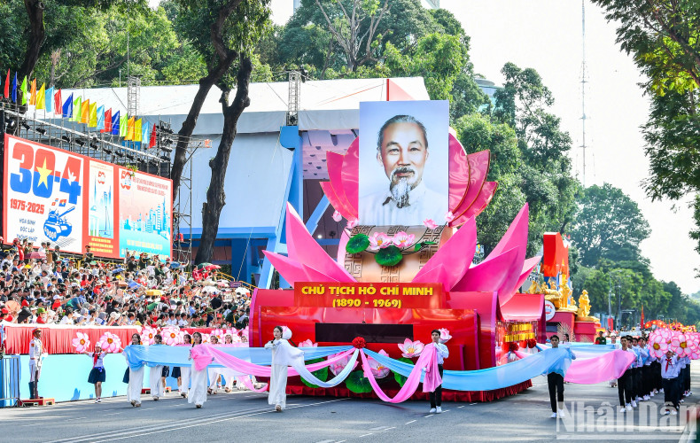 A vehicle bearing a portrait of President Ho Chi Minh A vehicle bearing a portrait of President Ho Chi Minh