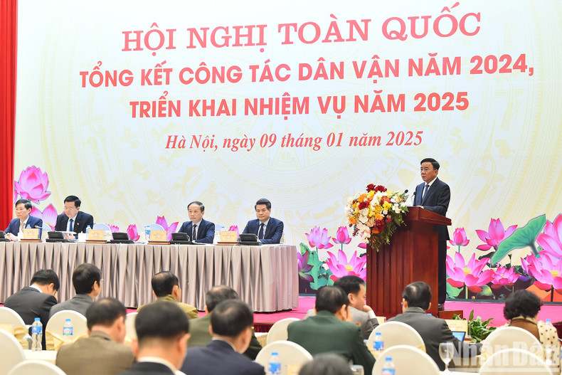 Politburo member and permanent member of the Secretariat Tran Cam Tu addresses the event.