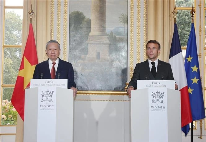 Viet Nam’s Party General Secretary and State President To Lam (L) and French President Emmanuel Macron at a press briefing before their talks in Paris on October 7, 2024. (Photo: VNA)