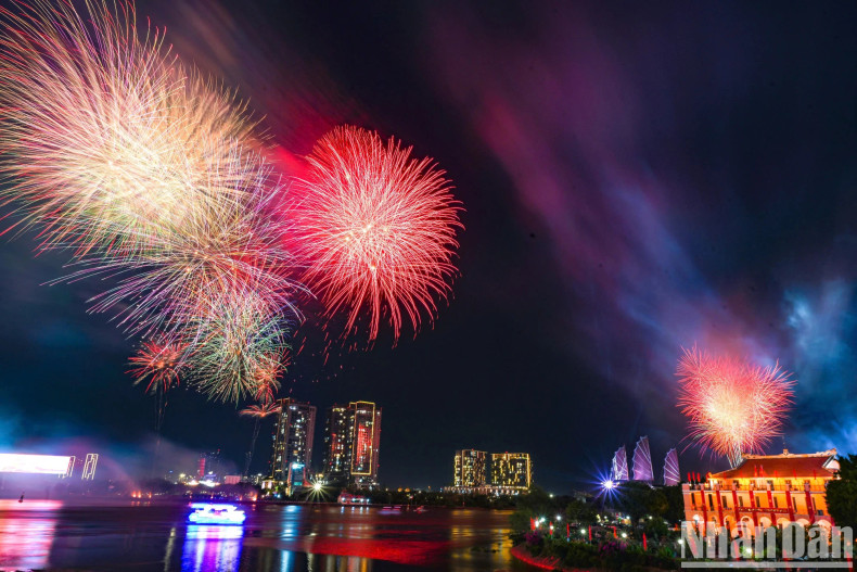 For 15 minutes, the skies sparkled with an awe-inspiring showcase of pyrotechnics.