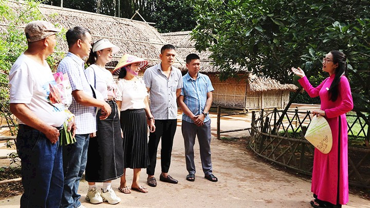 Tour guides at the Kim Lien Special National Historical Site always convey deeply the stories about Uncle Ho’s family and childhood. Tour guides at the Kim Lien Special National Historical Site always convey deeply the stories about Uncle Ho’s family and childhood.
