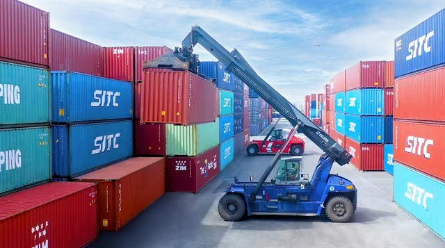 Loading and unloading containers at Chu Lai Port. (Photo courtesy of THACO)