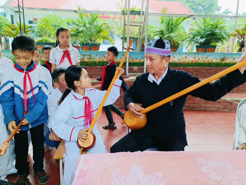 At a cultural exploration session at Cha Nua Boarding School (Photo: thchanua.nampo.edu.vn)