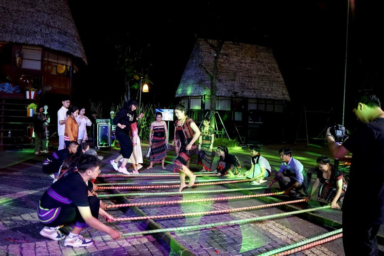 Tourists join a bamboo pole dance at the Dong Giang Heaven Gate ecotourism site (Photo: vietnamtourism.gov.vn)