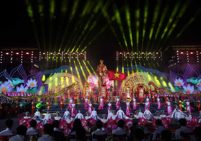 Party chief attends opening of National Sen Village Festival 2025 ảnh 1 Party chief attends opening of National Sen Village Festival 2025 ảnh 1