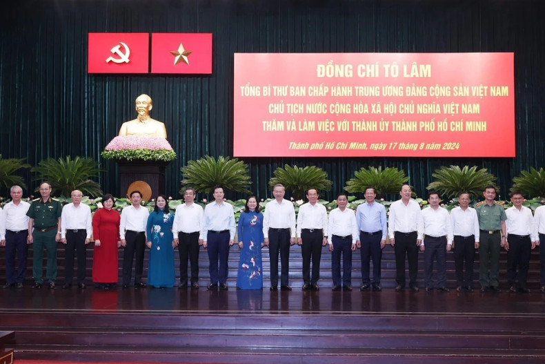 Party General Secretary To Lam (tenth from left) at a working sesion with leaders of Ho Chi Minh City on August 17, 2024 (Photo: VNA)