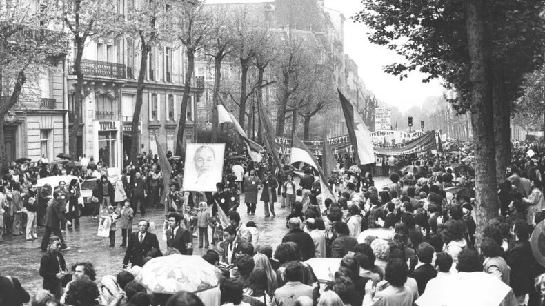 On May 6, 1975, overseas Vietnamese paraded to celebrate the liberation of the South and national reunification on the streets of Paris, amid applause from French friends. (Photo: Le Tan Xuan)
