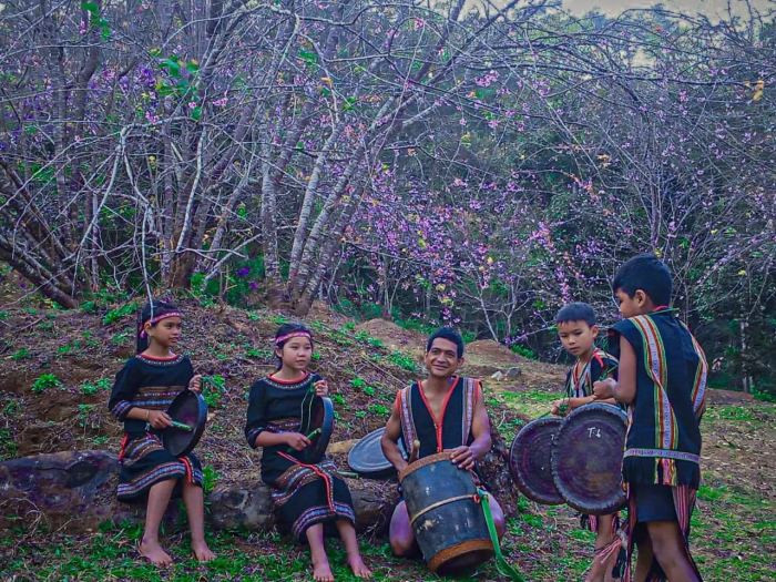 The village has gong ensembles that preserve the unique cultural heritage and deliver performances to tourists. (Photo: Tho dia Mang Den) The village has gong ensembles that preserve the unique cultural heritage and deliver performances to tourists. (Photo: Tho dia Mang Den)