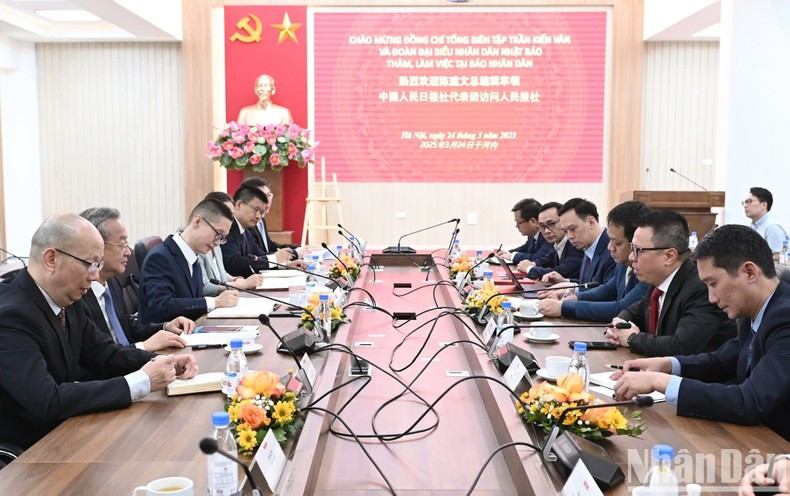 A working session between Nhan Dan Newspaper and the People’s Daily delegation. (Photo: BUI GIANG)