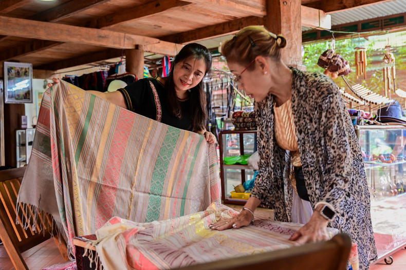 On average, the village welcomes about 500 to 1,000 tourists each month (Photo: vietnamnet.vn)