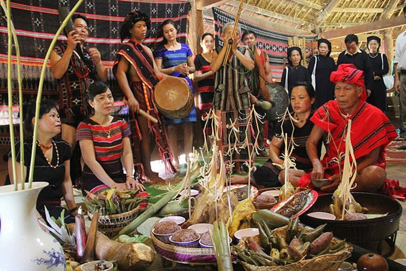 The worshiping ritual inside the house of Ta Oi people during the festival praying for a favourable harvest. (Photo: Viet Nam National Village for Ethnic Culture and Tourism) The worshiping ritual inside the house of Ta Oi people during the festival praying for a favourable harvest. (Photo: Viet Nam National Village for Ethnic Culture and Tourism)