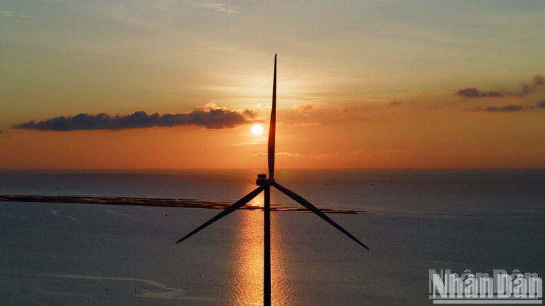 The highlight of Ba Dong Beach today is wind turbine towers rising boldly in the open sea. The highlight of Ba Dong Beach today is wind turbine towers rising boldly in the open sea.