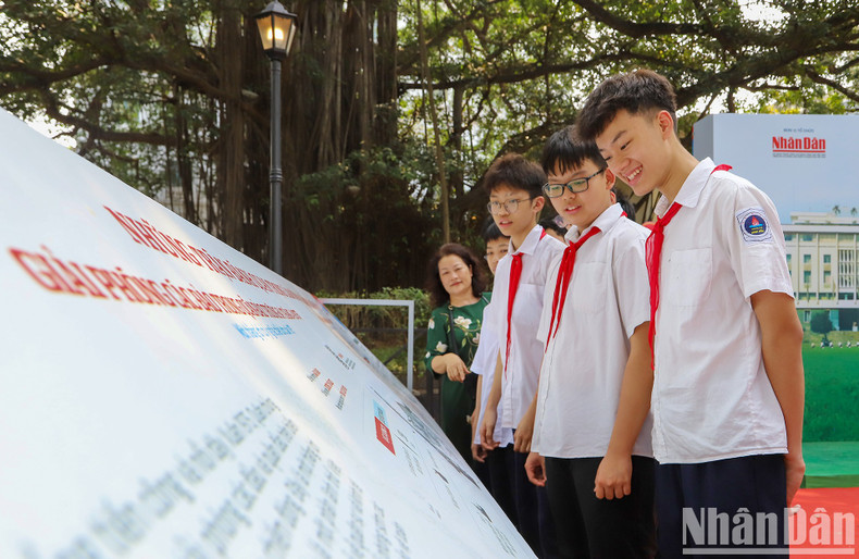 An information board introducing significant battles contributing to the Great Spring Victory 1975