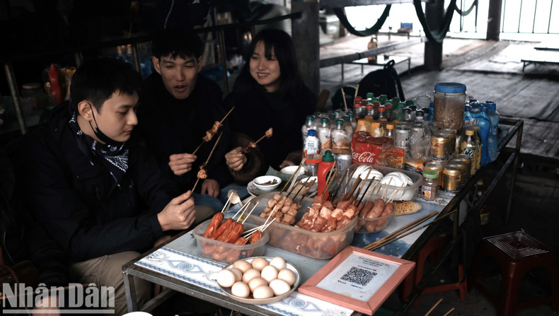 On the way to Moc Chau, visitors often stop at Da Trang Mountain Pass in Hoa Binh Province to take break and enjoy a light meal. On the way to Moc Chau, visitors often stop at Da Trang Mountain Pass in Hoa Binh Province to take break and enjoy a light meal.