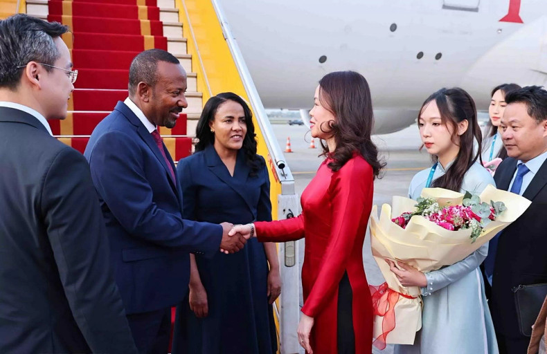 Ethiopian Prime Minister Abiy Ahmed Ali and his spouse welcomed at Noi Bai International Airport in Hanoi on April 14 by Vietnamese Deputy Minister of Foreign Affairs Nguyen Minh Hang (Photo: VNA) Ethiopian Prime Minister Abiy Ahmed Ali and his spouse welcomed at Noi Bai International Airport in Hanoi on April 14 by Vietnamese Deputy Minister of Foreign Affairs Nguyen Minh Hang (Photo: VNA)
